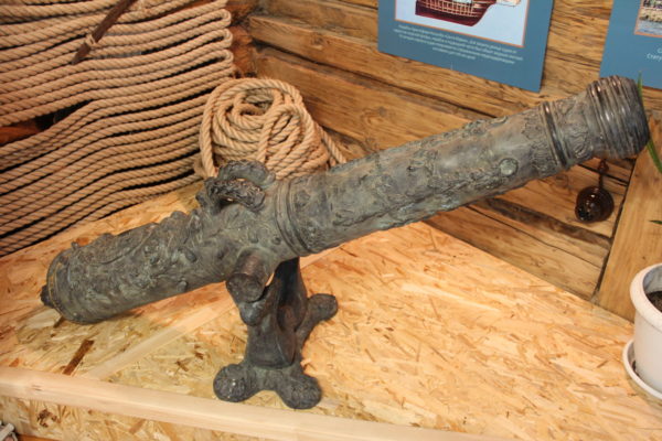 Пушка с испанского галеона  XVII в. - артиллерийская бронза (бронза - сплав меди и олова).